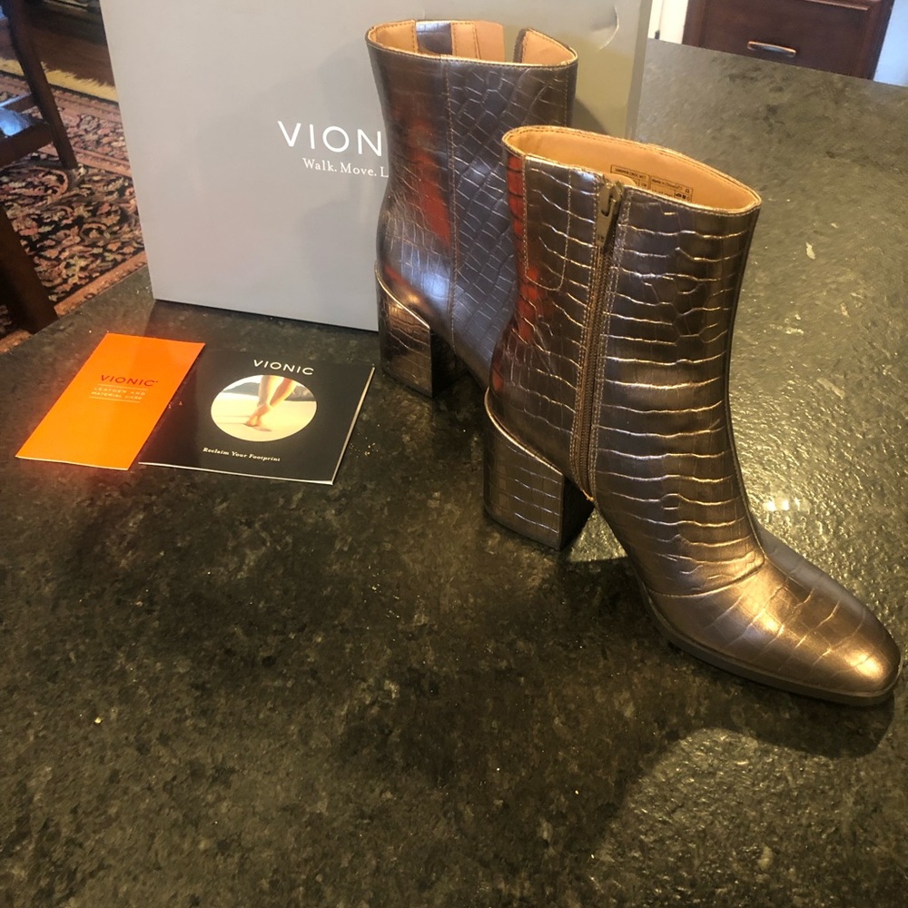 Vionic Metallic Gold Ankle Boots! Beautiful! Never worn.